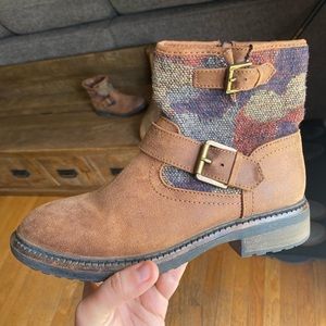 Short multicolor boot